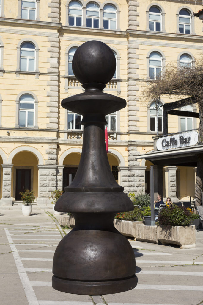 Gregor Hildebrandt Lümmel, 2023. Image shows a bronze sculpture of a pawn in Labin's main square.